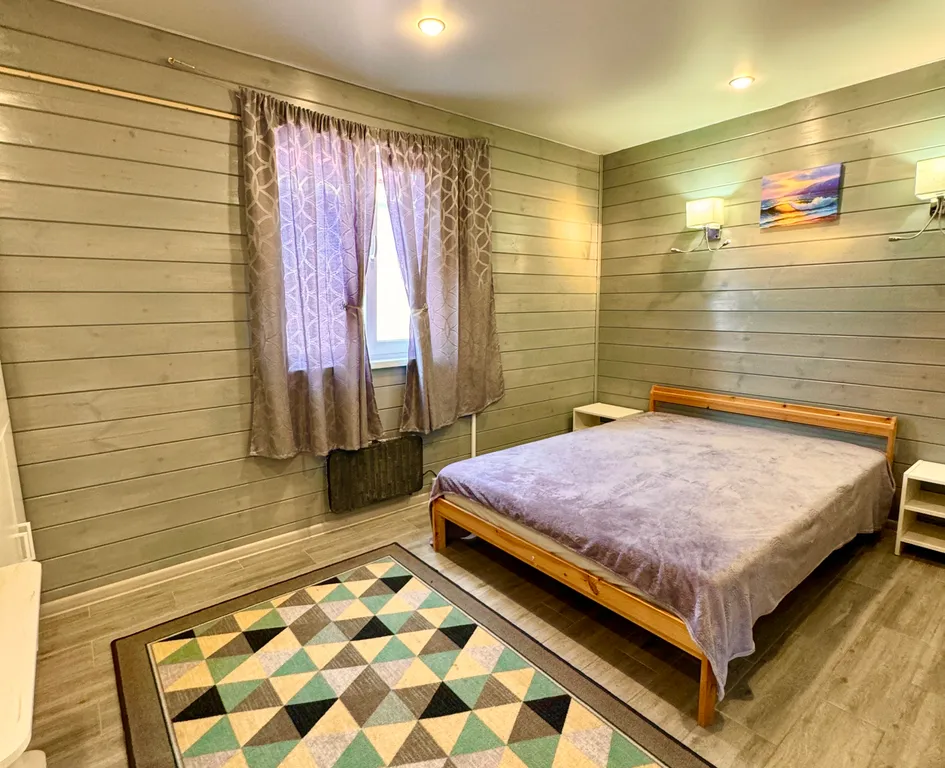 Новый домик на берегу бухты залива