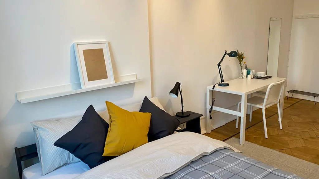 Комната с высокими потолками в центре