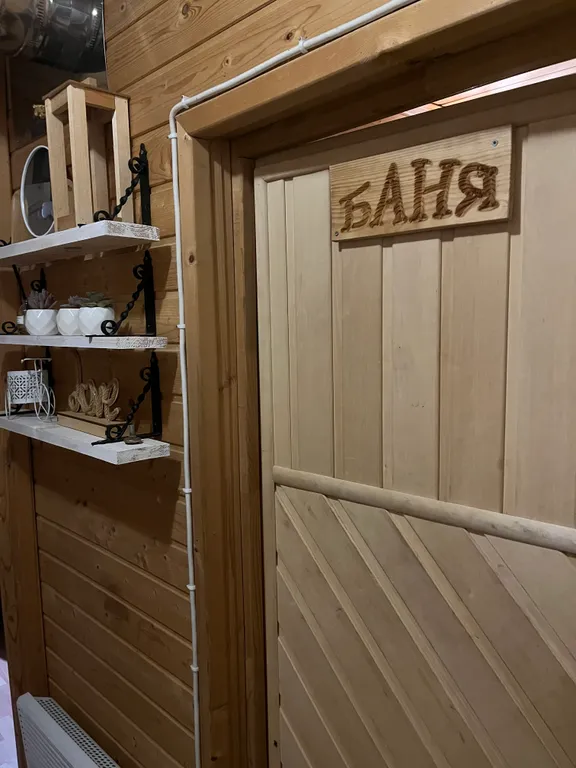 Дом на берегу озера с собственной конюшней