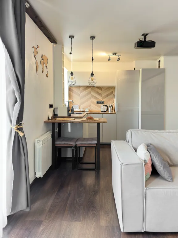 Студия с балконом в центре