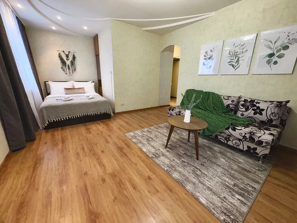 Стильная однокомнатная с большой кухней у ДК Металлургов