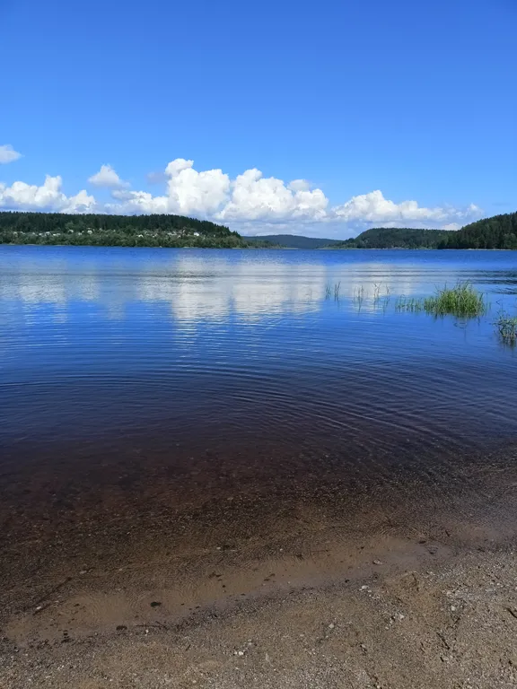 Большой дом с видом на озеро, 3 спальнями, сауной и детской площадкой
