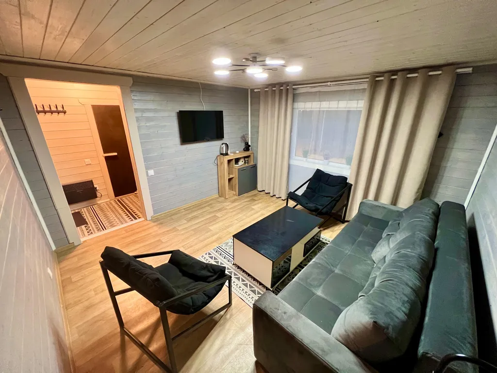 Дом и баня у реки