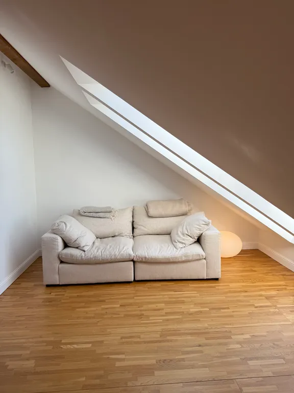 Лофт - мансарда с фронтальным видом на море