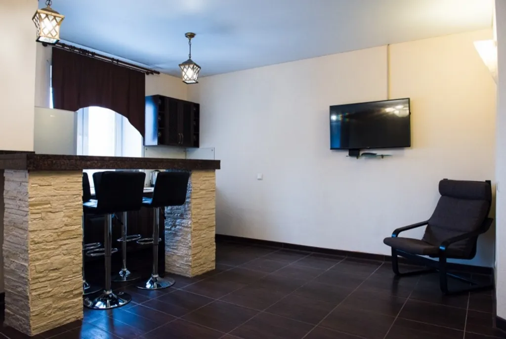 Студия с мраморной барной стойкой и джакузи