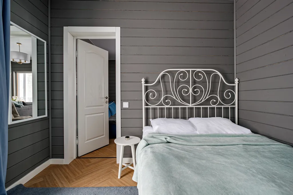 Grey House с дикими зайцами