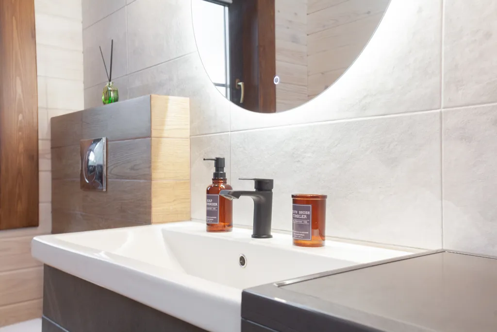 Дом у озера в лесу