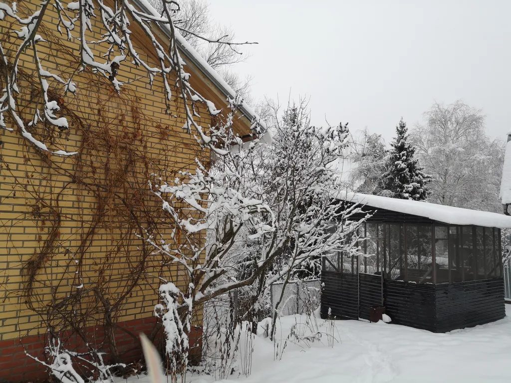 Вместительный, теплый дом на берегу реки Воря