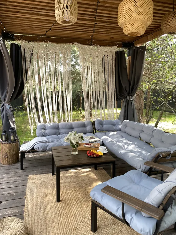 Скандинавский дом с ванной внутри и видом на лес