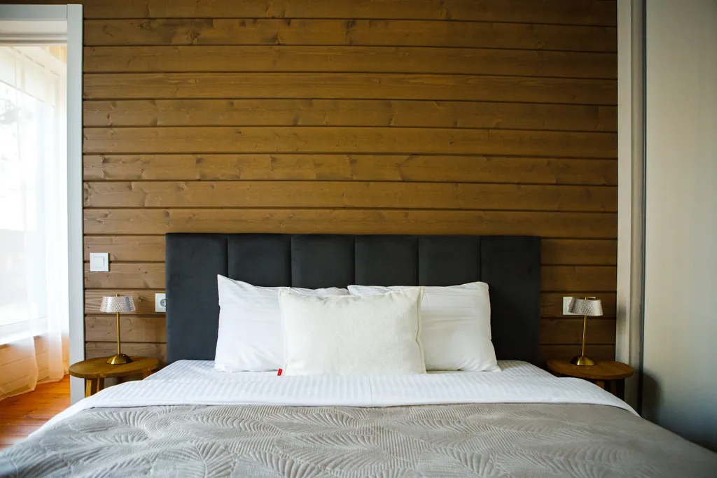 Дом с сауной и горячим чаном на участке с соснами