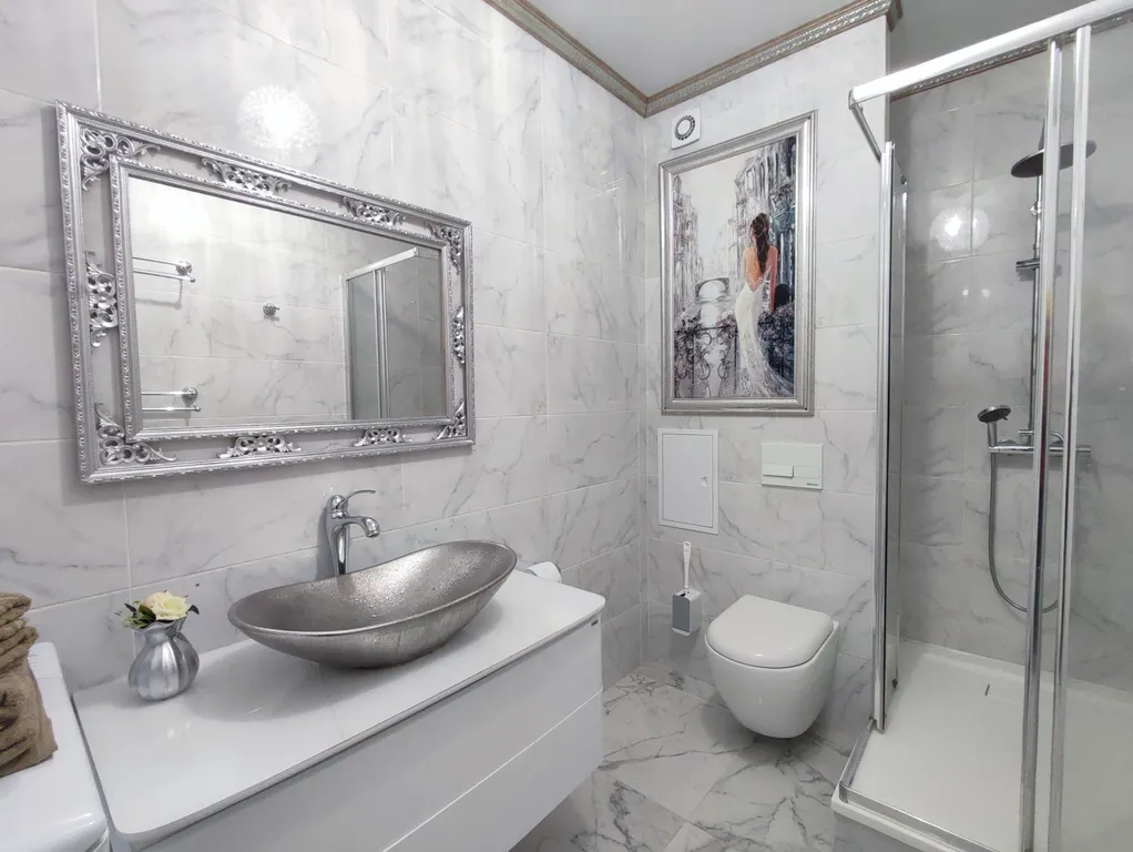 Современная уютная квартира с камином