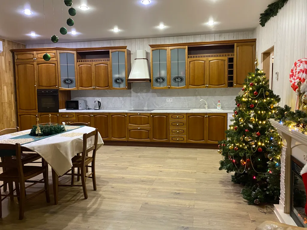 Дом для отдыха с камином, баней, оформлением к празднику