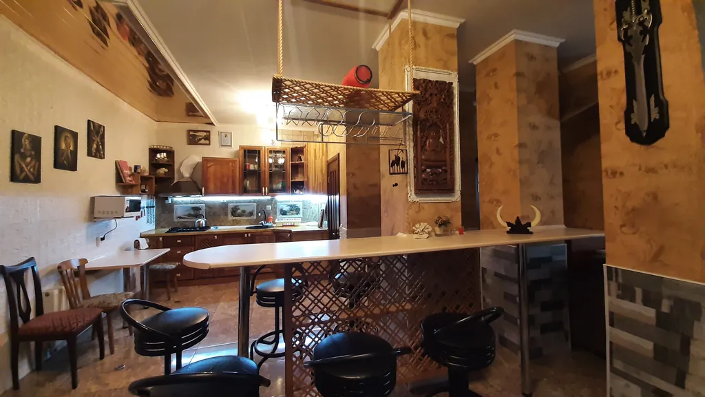 Дом с бассейном недалеко от моря