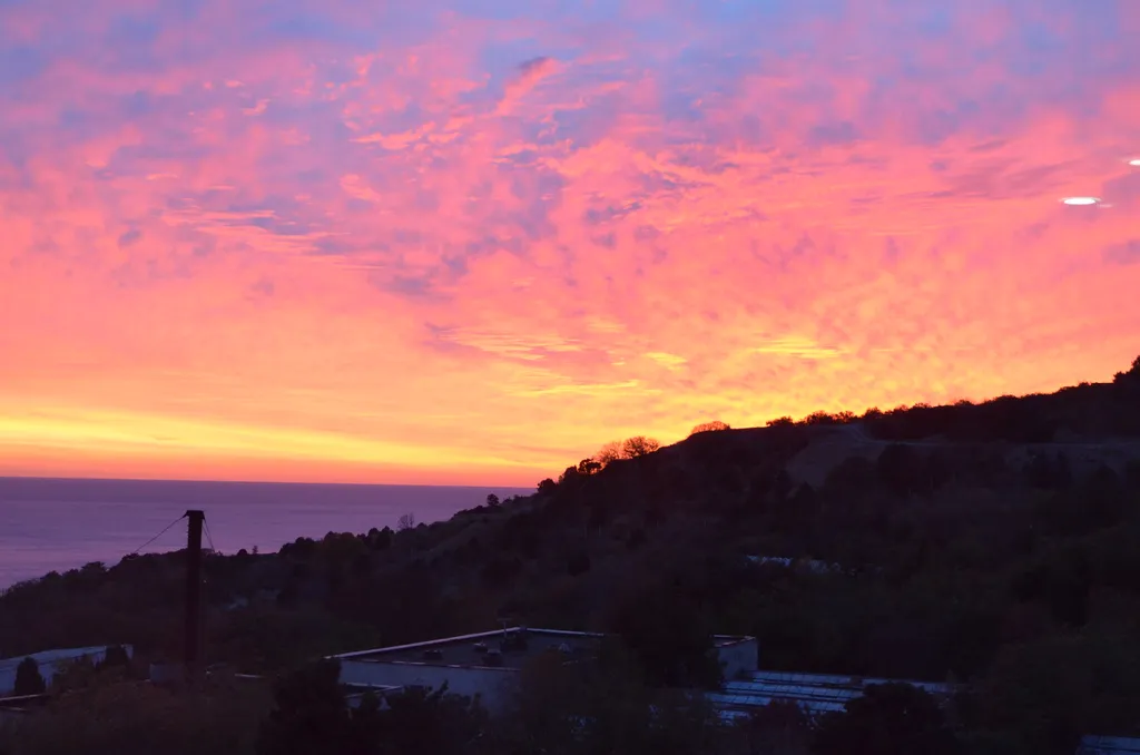 Двухкомнатная, новая, видовая квартира с витражными окнами на парк, море, горы