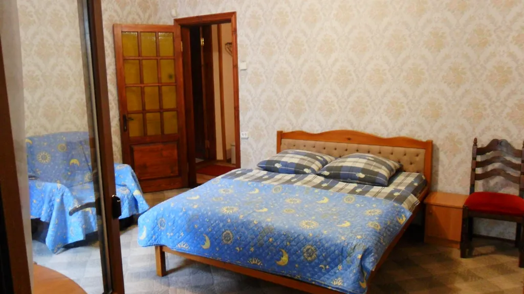 Коттедж Дом с парковкой и отдельным  двором — Ялта