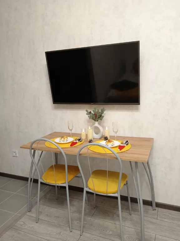 Уютная квартира с панорамными окнами и видом на озеро