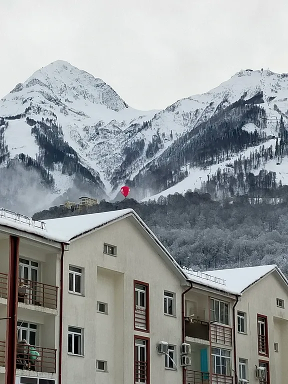 Квартира с балконом и видом на горы