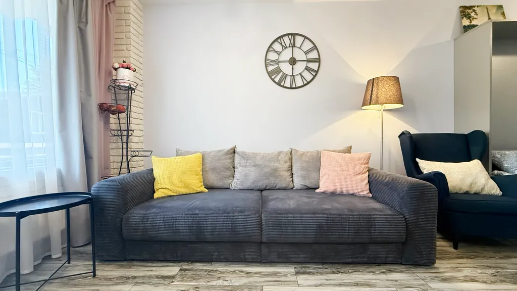 Просторная студия с большим окном в центре Красной Поляны