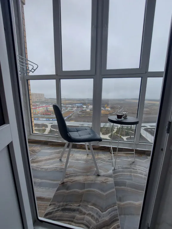 Студия Золотая карта с видом на сквер