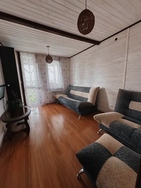 Двухэтажный дом на берегу реки Волга