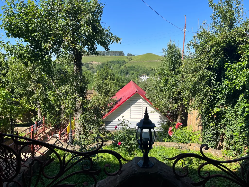 Тихий и уютный дом с террасой с видом на горы