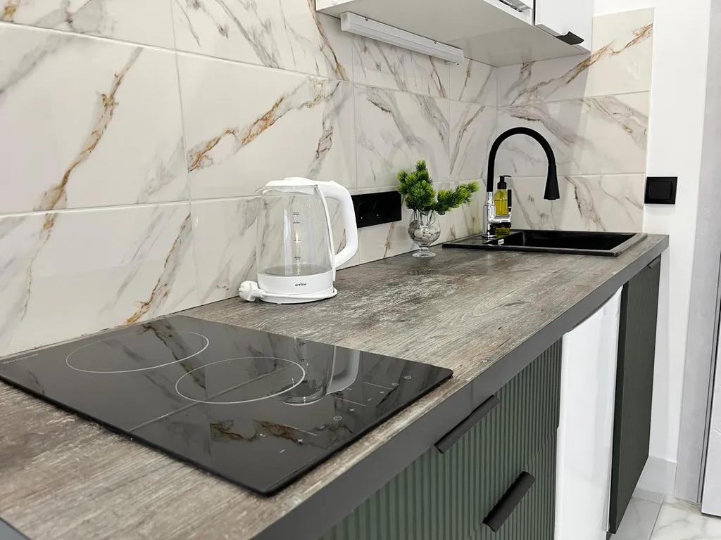 Студия с видом на горы и балконом