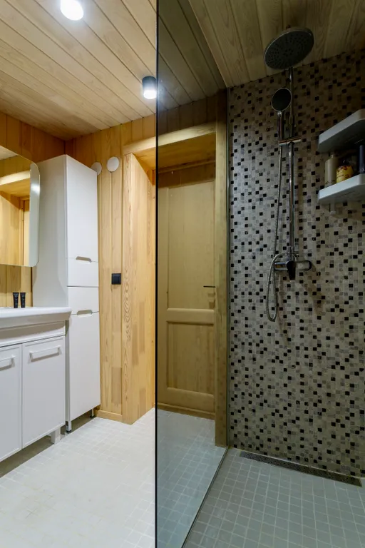 Уютный деревянный дом возле моря