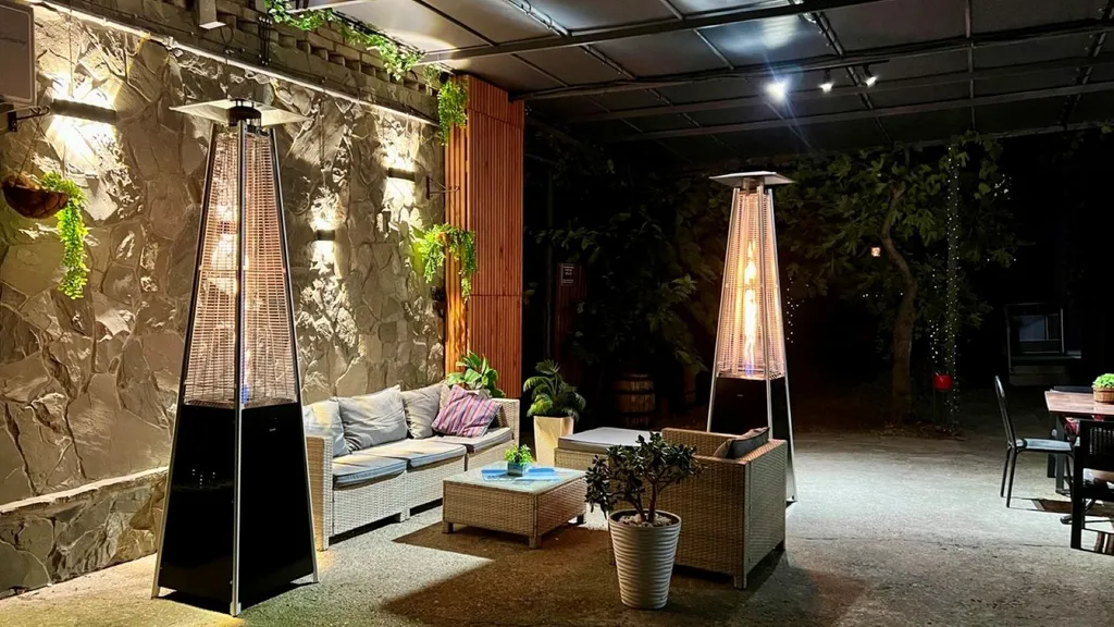 Домик коралл с бассейном в центре