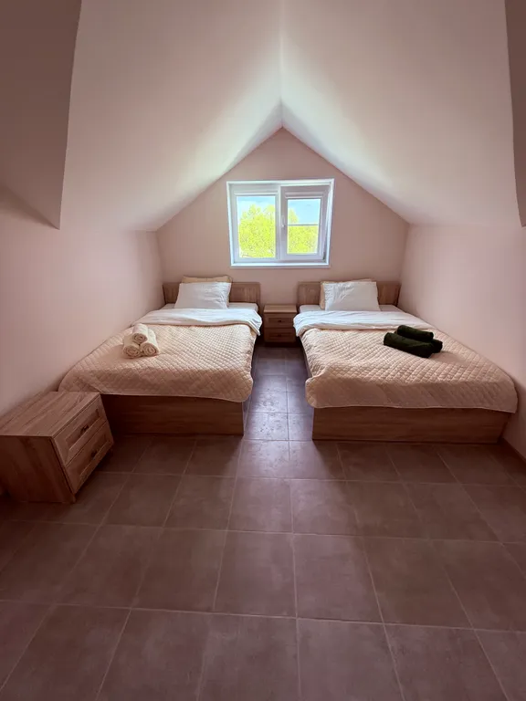 Уютный новый 3 этажный 10-комнатный гостeвoй дом с баней и прудом