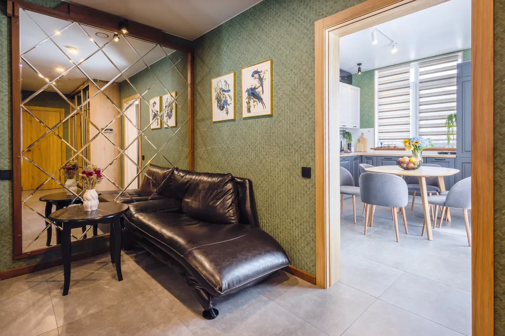 Дом у сквера в центре Поляны