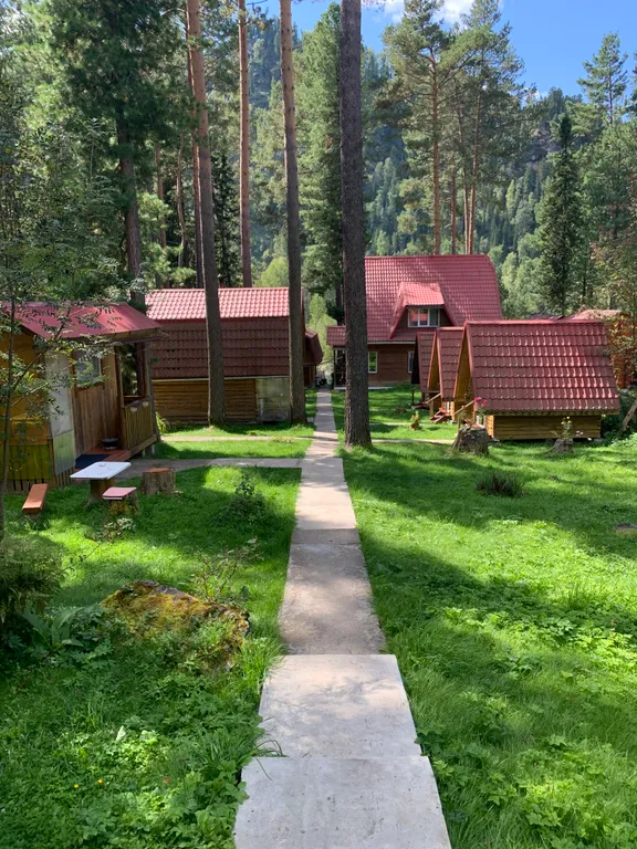 Уютный дом на берегу реки