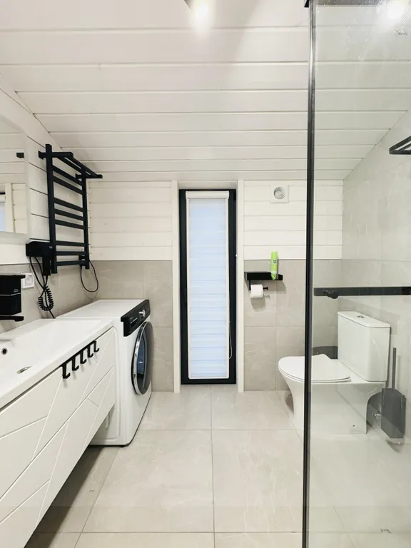 Дом у реки в сосновом лесу