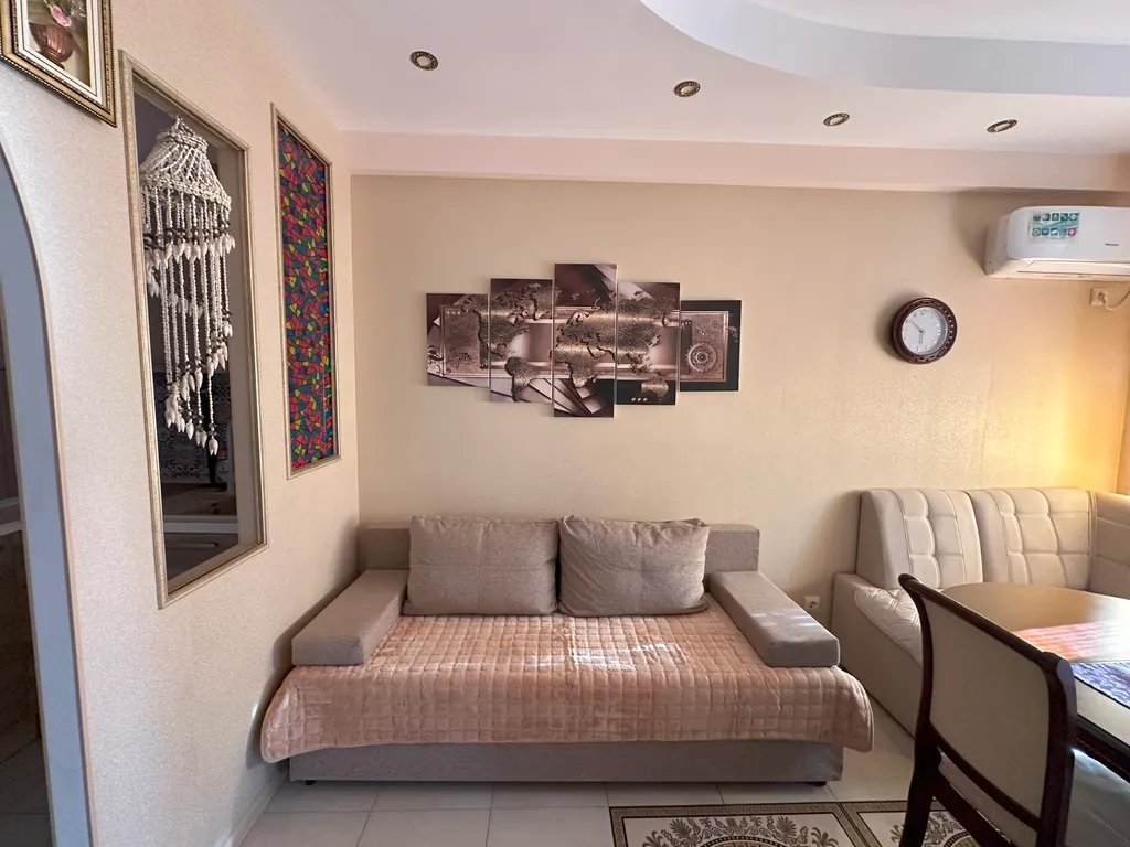 Дом с часами - двухэтажный таунхаус для отпуска у моря