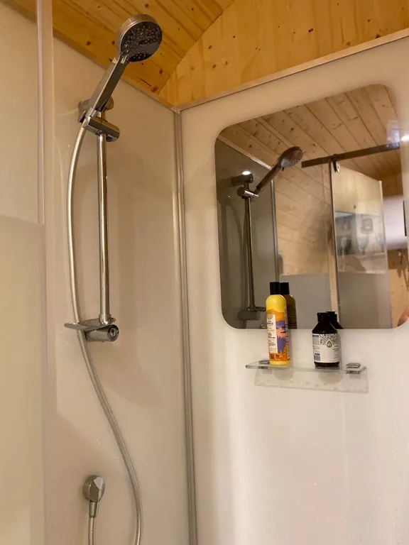 Атмосферный дом со всеми удобствами, панорамным окном и кондиционером