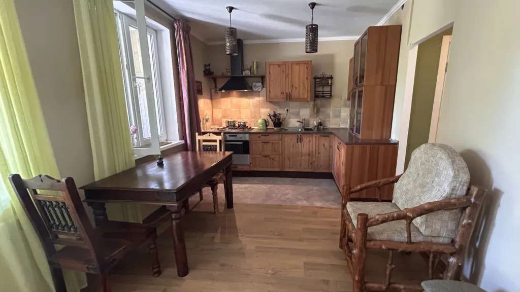 Дом с уютной верандой, выходящей в сад