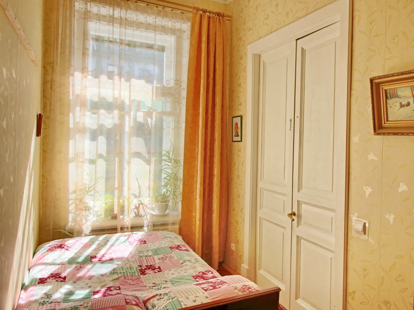 Маленькая комната. 10 м.кв. кровать 120 см.
