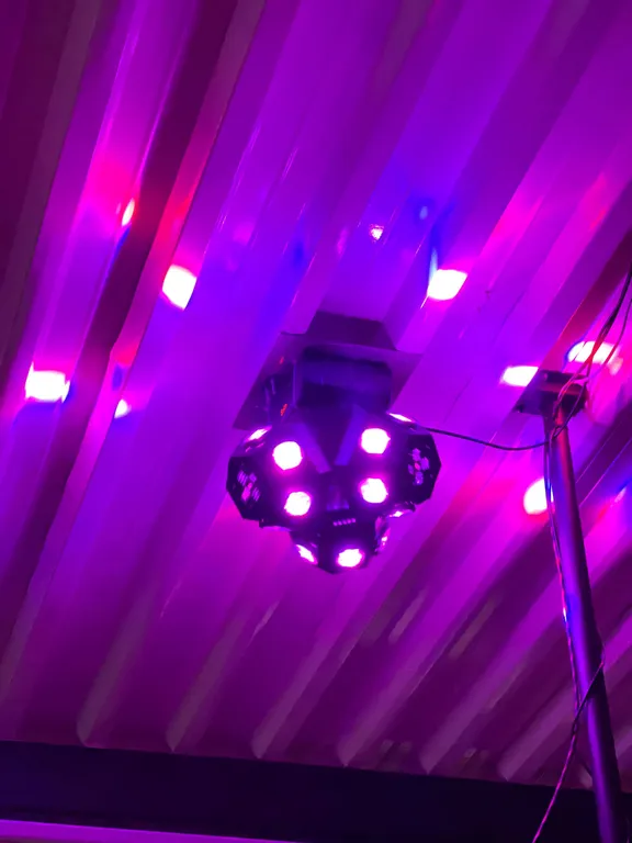 Уютное место отдыха для большой веселой компании с танцполом и баром