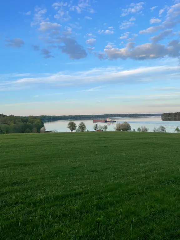 Дом с баней на берегу реки Волга с большой территорией