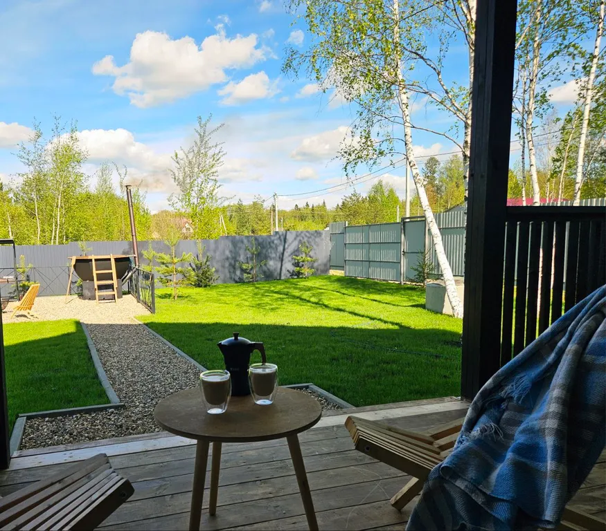 Дом с большой террасой, панорамными окнами, банным чаном и сауной