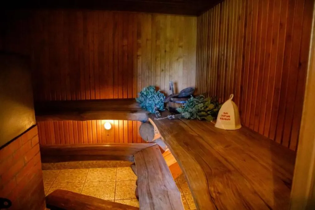 Милый домик в деревне, с видом на озеро