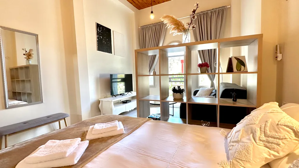 Крутые апартаменты с балконом рядом с Парижской площадью