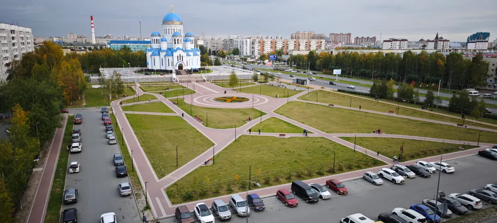 Квартира с видом на парк и во двор, с парковкой — аренда посуточно в Сургут