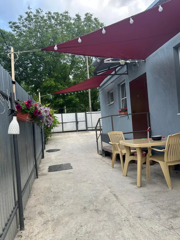 Домик с парковкой и мангалом