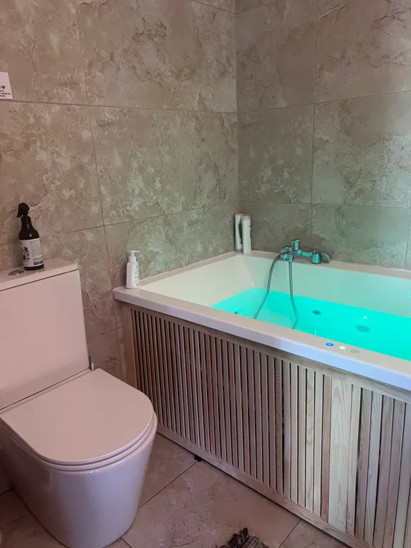 Уютный теплый домик у реки