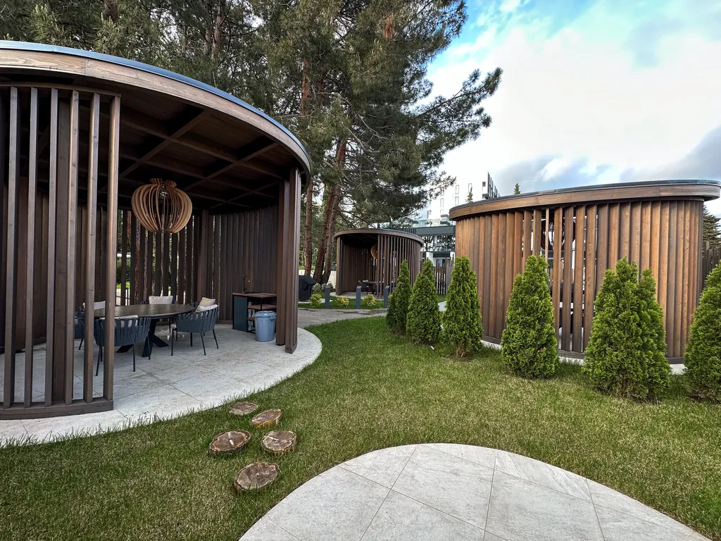 Двухуровневые апартаменты с прямым выходом к бассейну и у моря