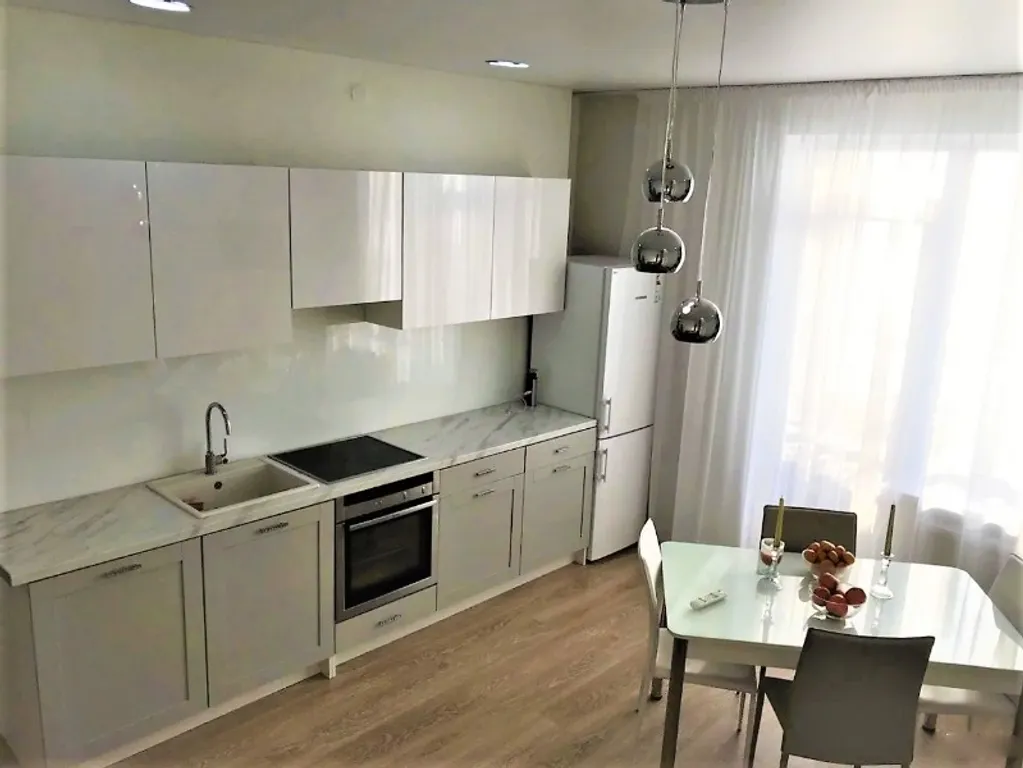 Поделам Светлая квартира рядом с Radisson Blu