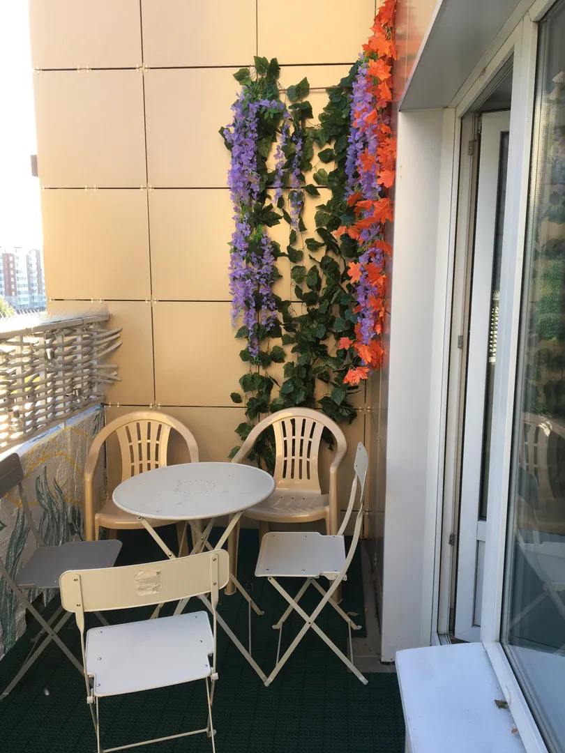 Терраса. Вил на уличную мебель и искусственное озеленение.