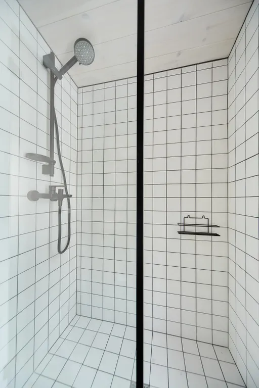 Домик на 2 с панорамным окном прямо на берегу озера