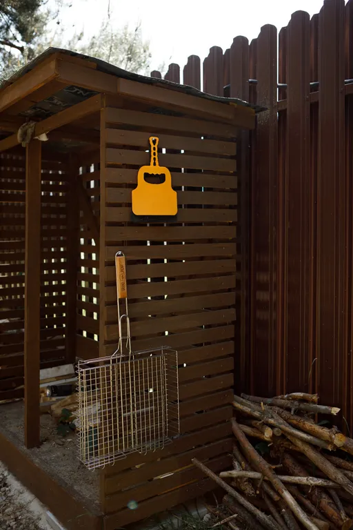 Дом с сауной и горячим чаном на участке с соснами