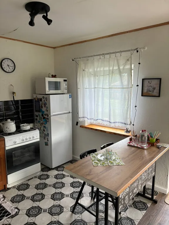 Деревенский домик в лесу